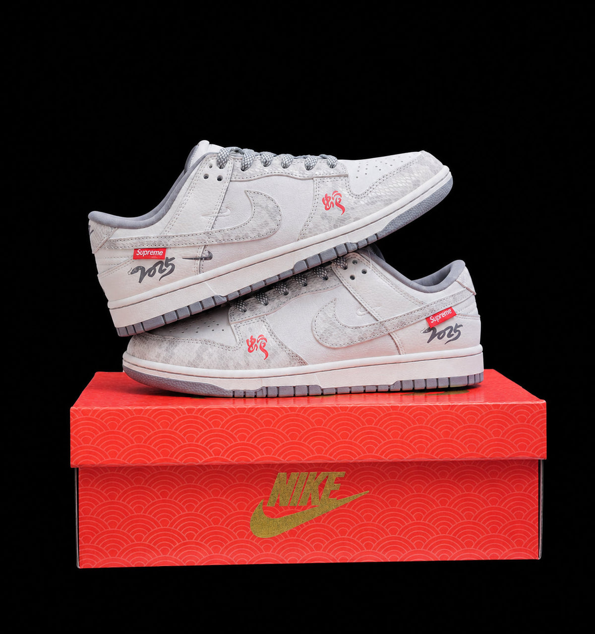 Dunk Low en blanco y gris con detalles rojos