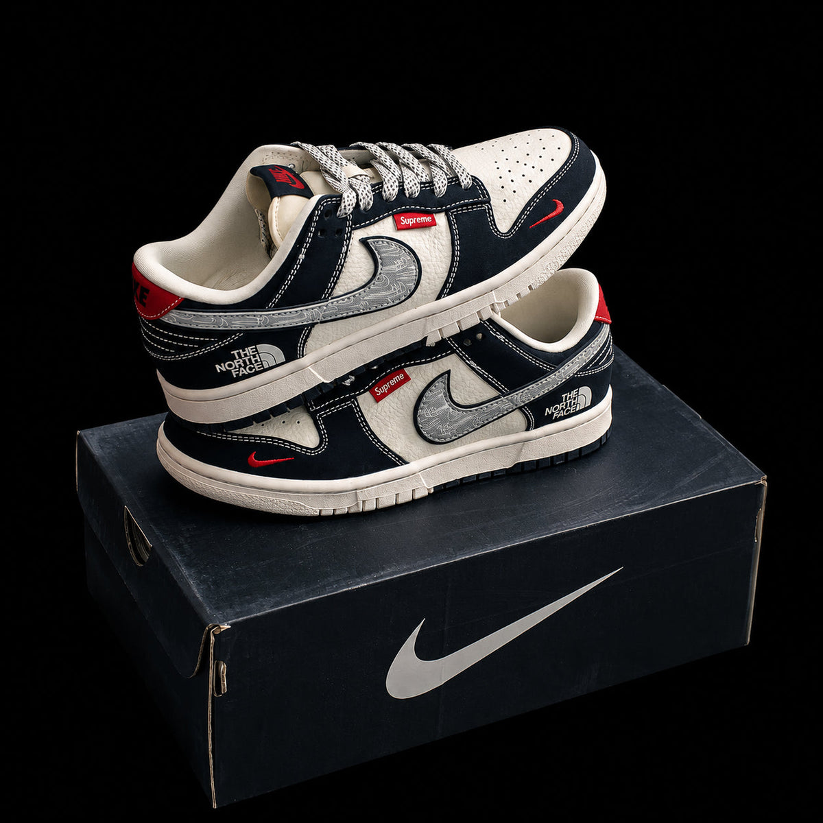 Dunk Low – Negro y Crema con Detalles Rojos