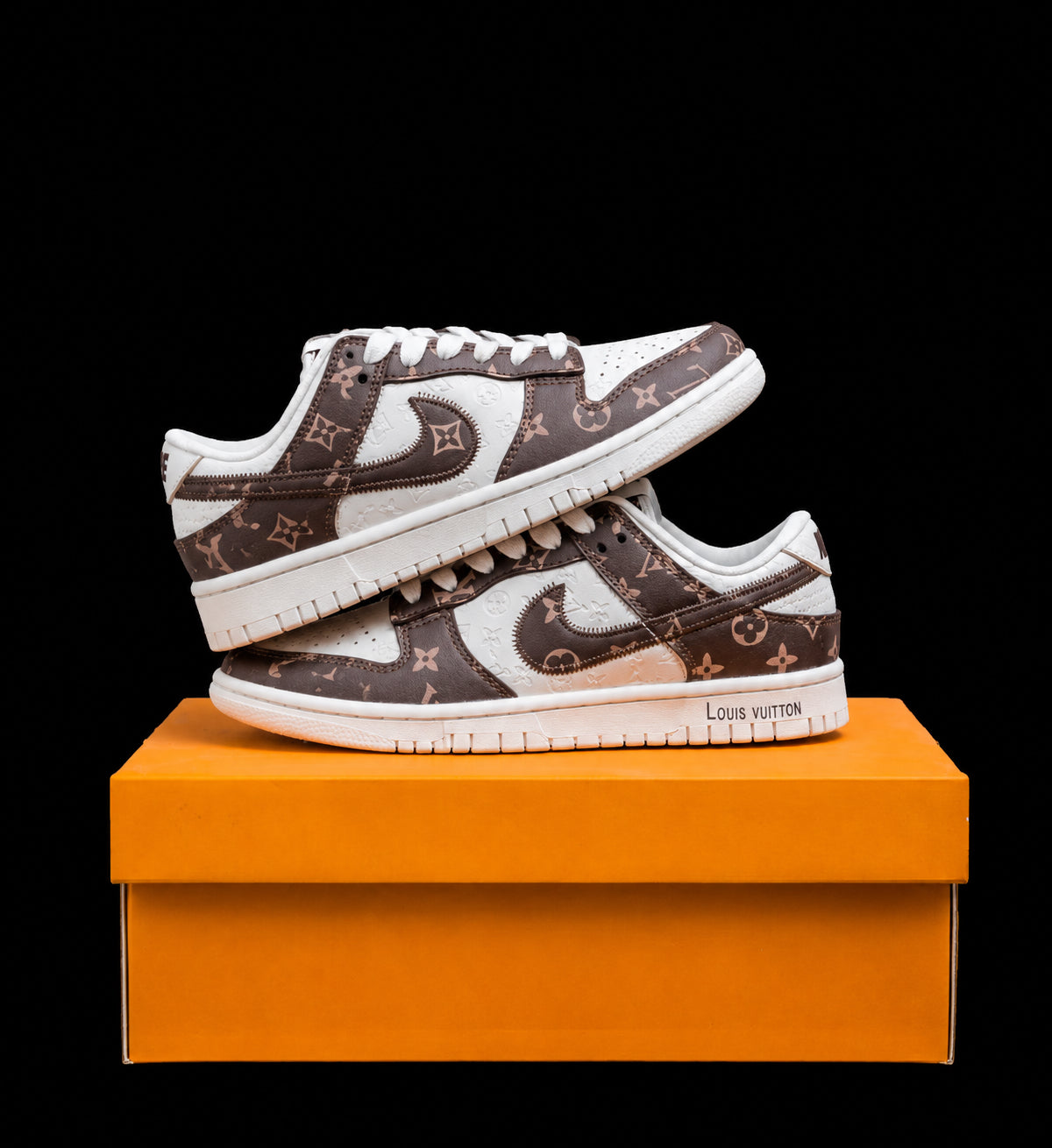 Dunk Low en blanco y marrón con estampado monograma