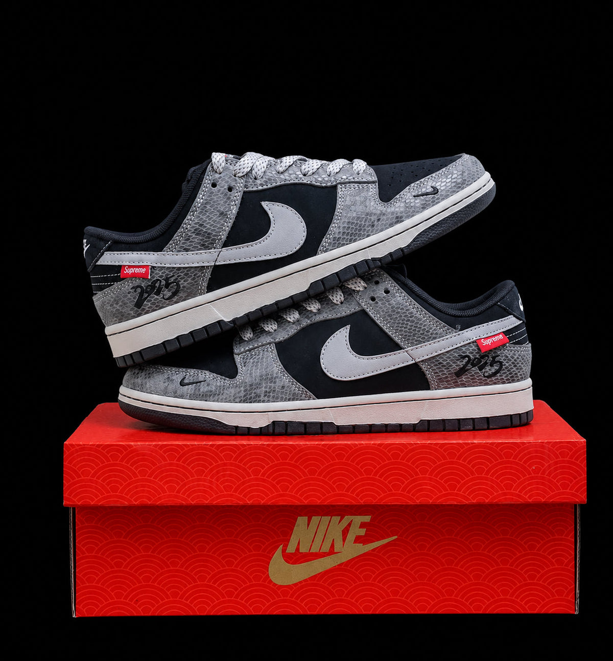 Dunk Low en negro y gris con acabado texturizado