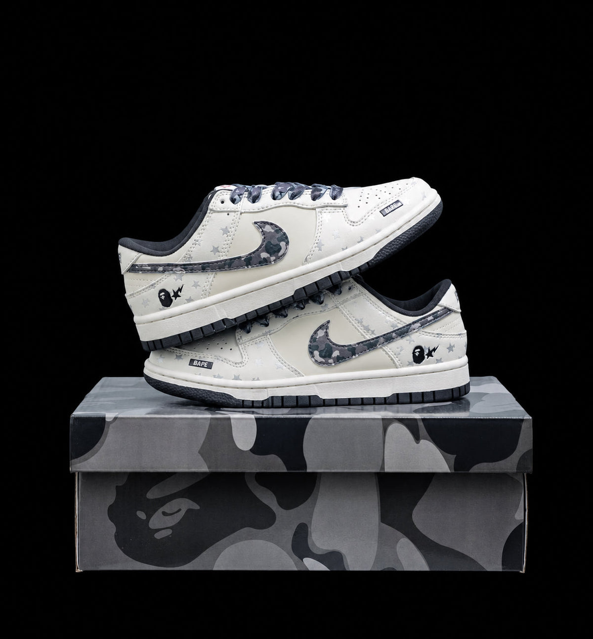 Dunk Low en blanco y gris con camuflaje y estrellas