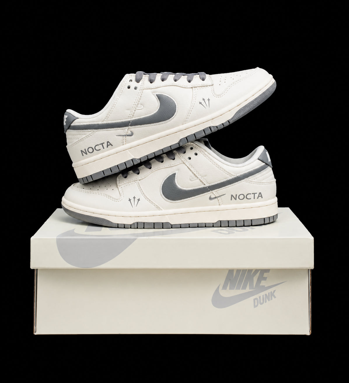 Dunk Low en blanco roto y gris con detalles NOCTA
