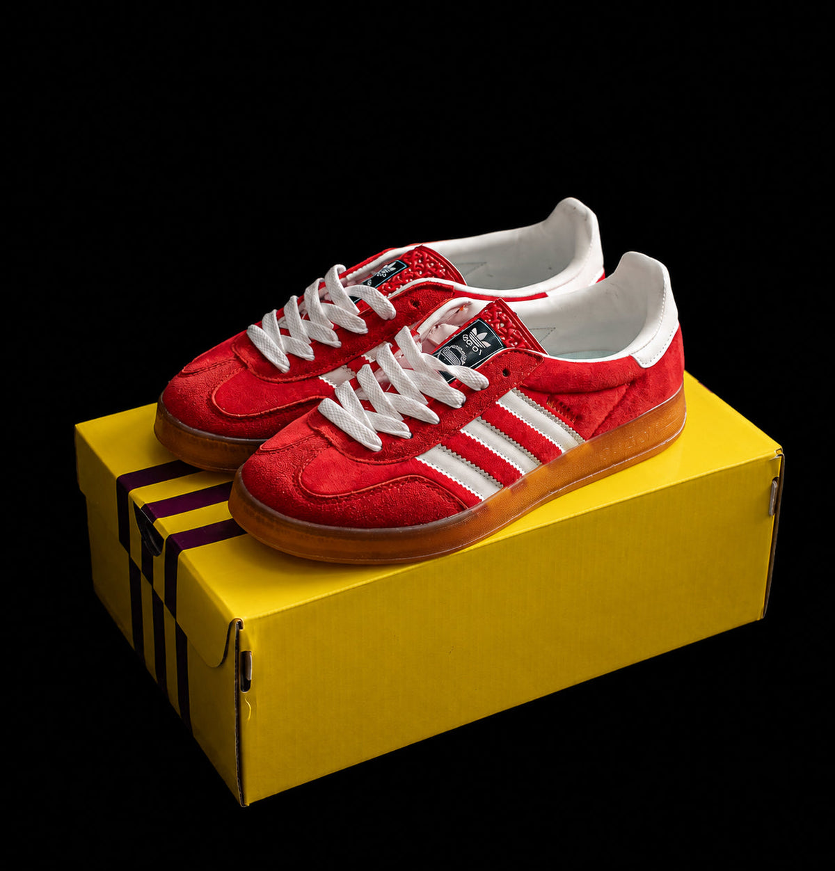 Samba Roja con Detalles Blancos