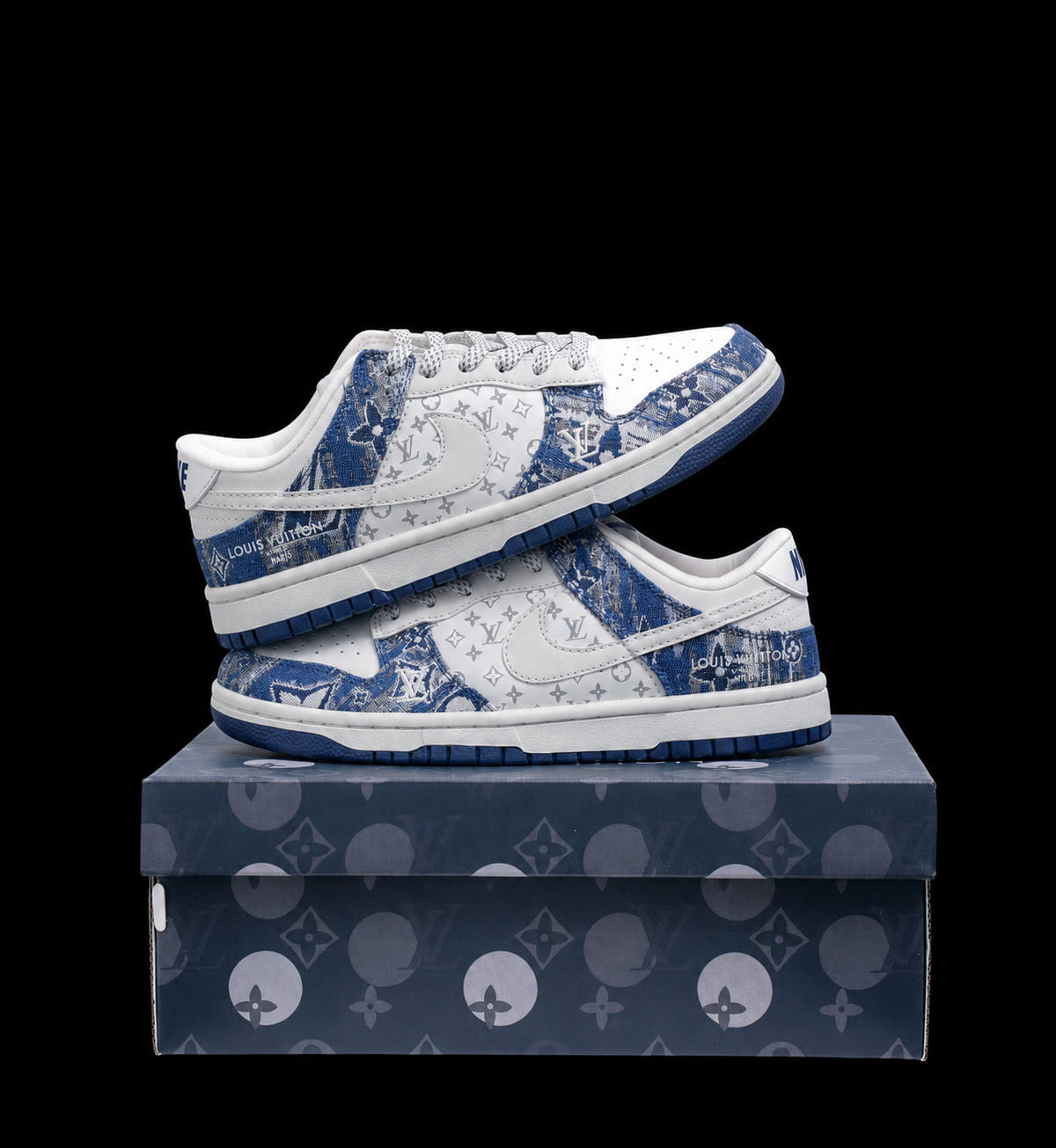 Dunk Low en azul denim y blanco con estampado monograma