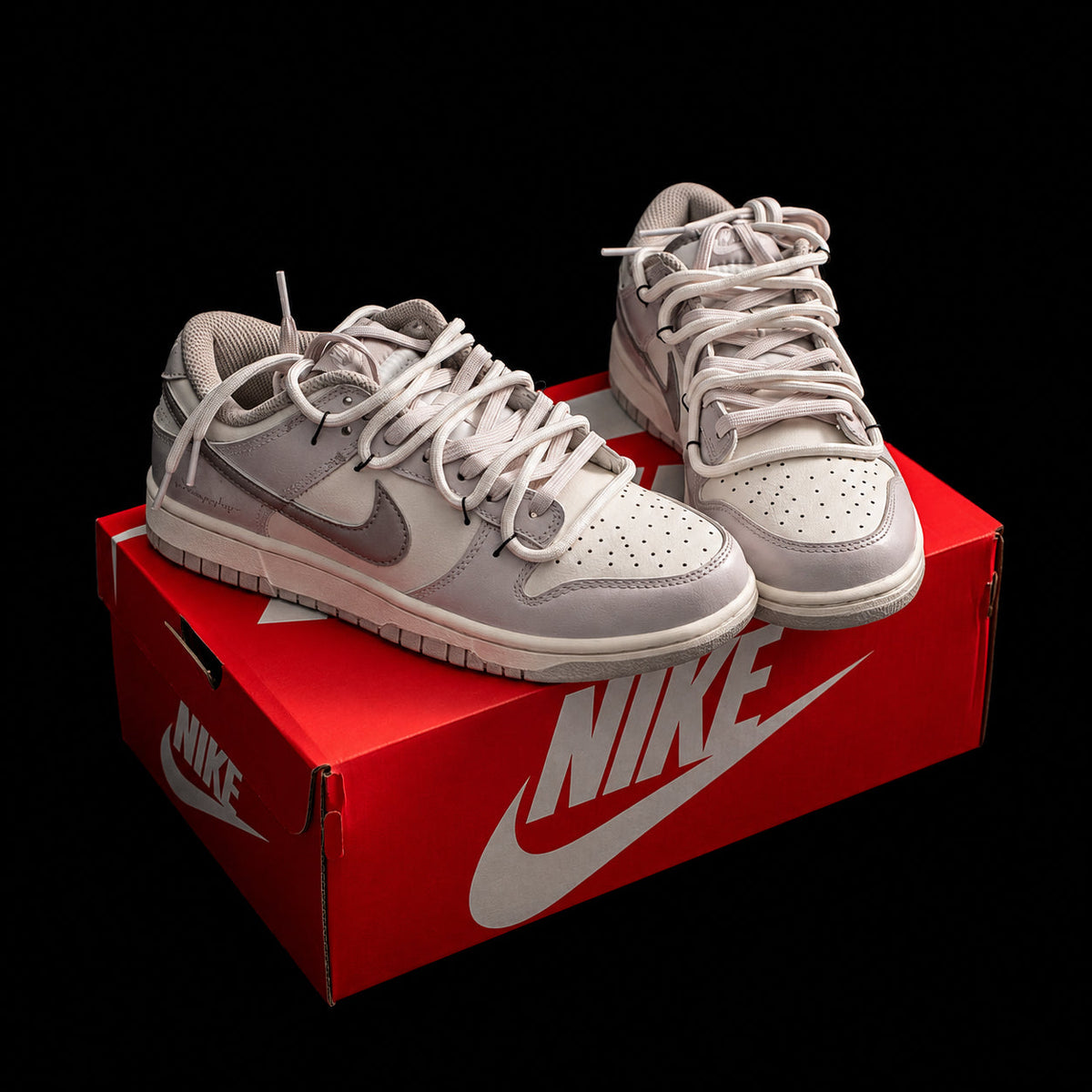 Dunk Low en crema y gris topo con doble cordonera