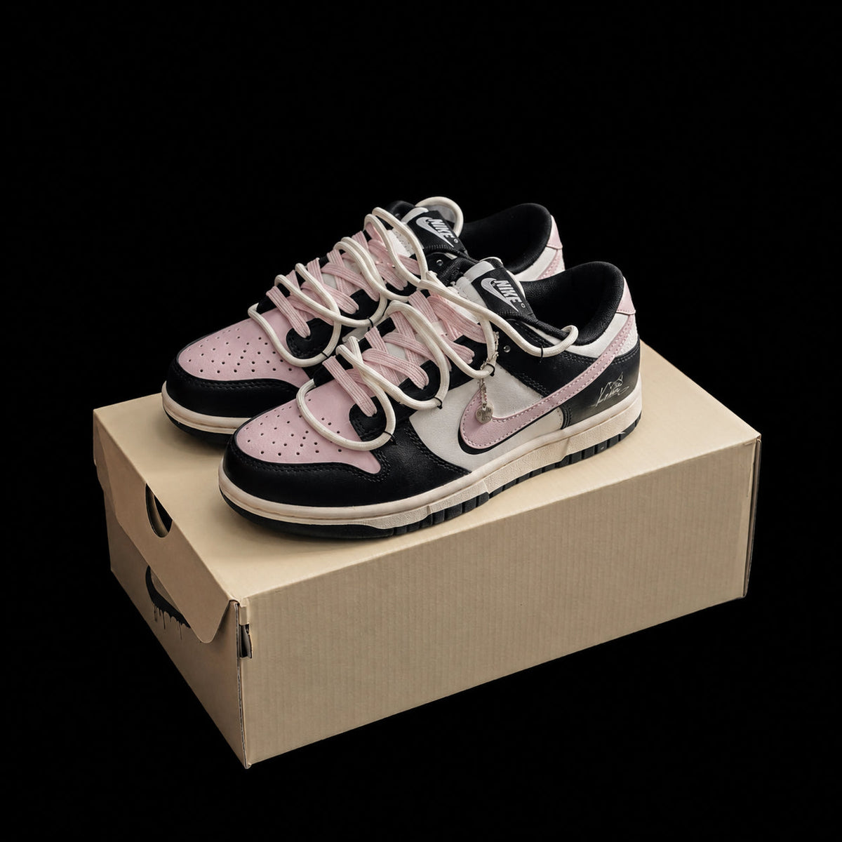 Dunk Low en negro, rosa y crema con doble cordonera