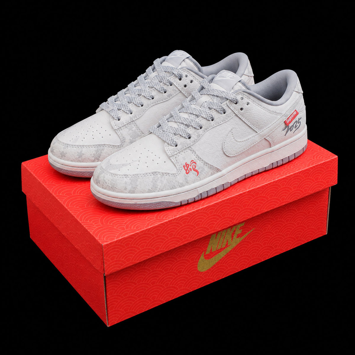 Dunk Low en blanco y gris con detalles rojos
