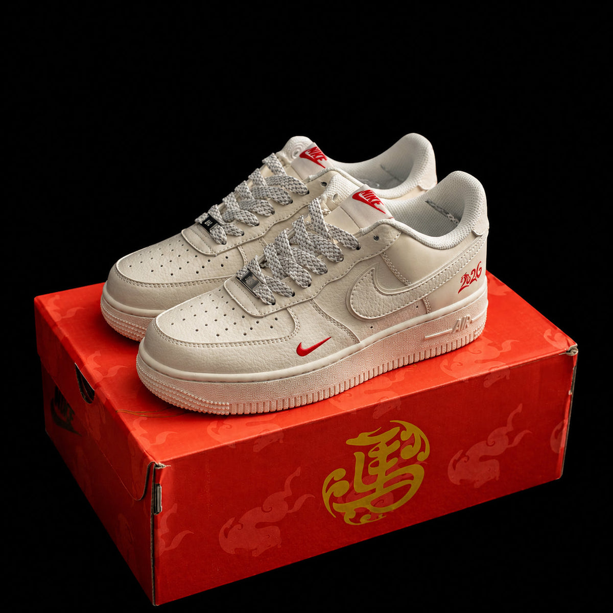 Dunk Low Crema – Detalles Rojos y Cordones Moteados