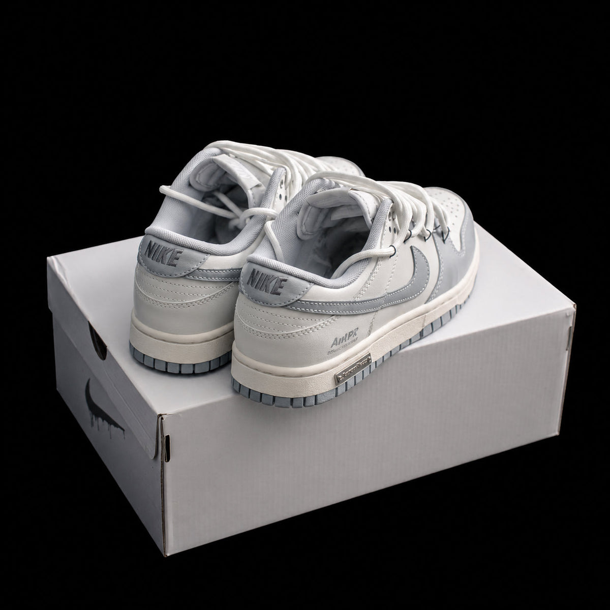 Dunk Low Blanco y Gris – Diseño de Doble Cordón