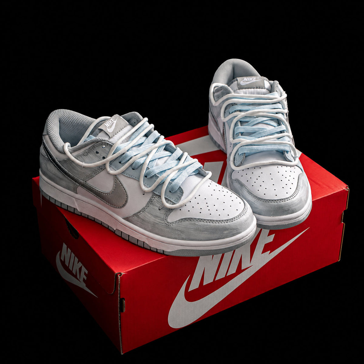 Dunk Low en gris y blanco con doble cordonera azul hielo