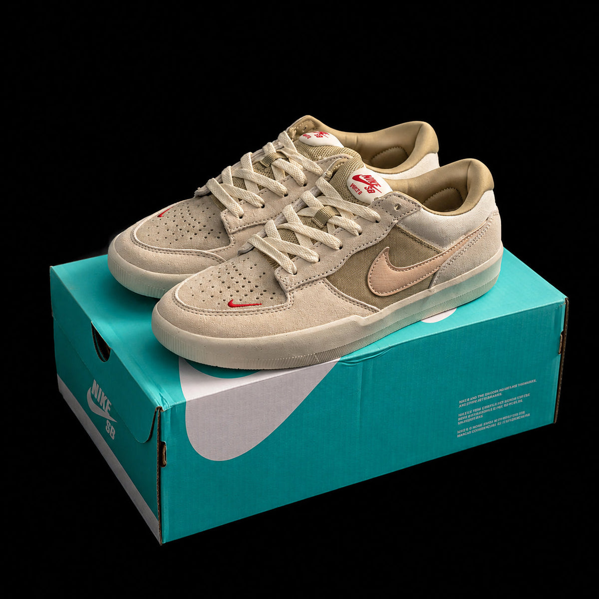Dunk Low Crema y Oliva – Estilo Skate con Detalles Rojos