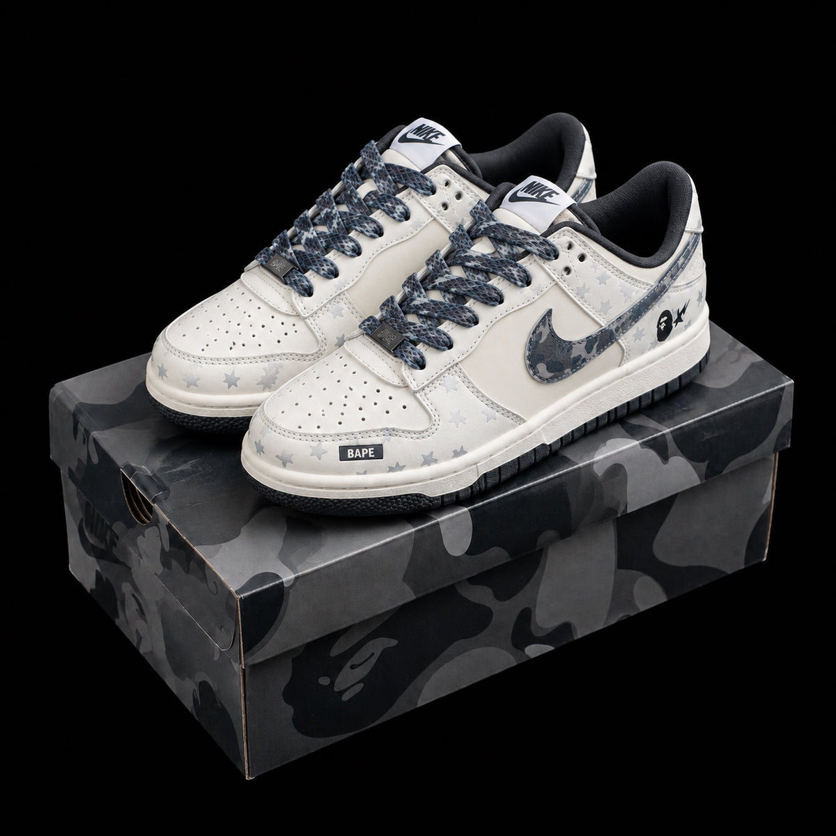 Dunk Low en blanco y gris con camuflaje y estrellas