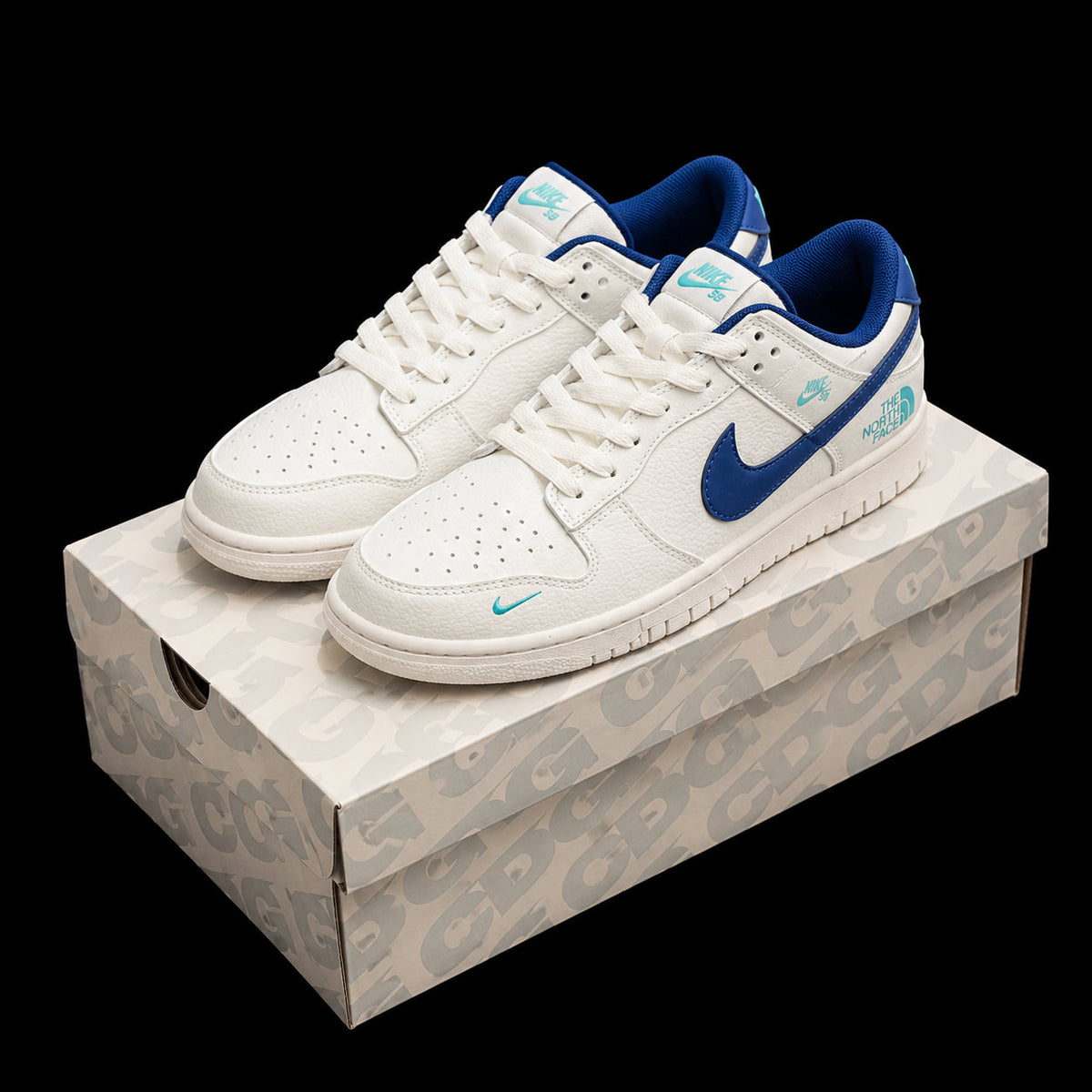 Dunk Low en blanco roto con detalles azules y turquesa