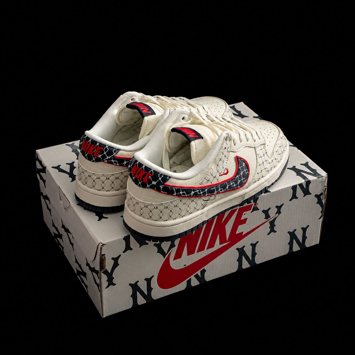 Dunk Low en crema con estampado gráfico y detalles rojos
