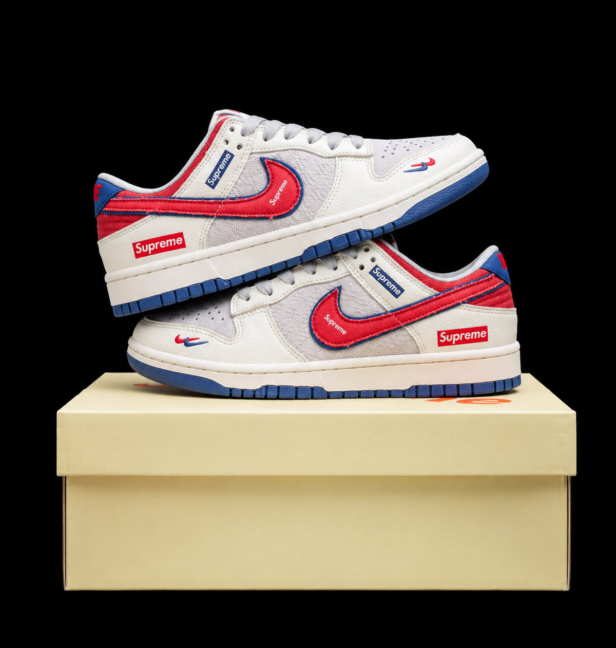 Dunk Low en crema, rojo y azul