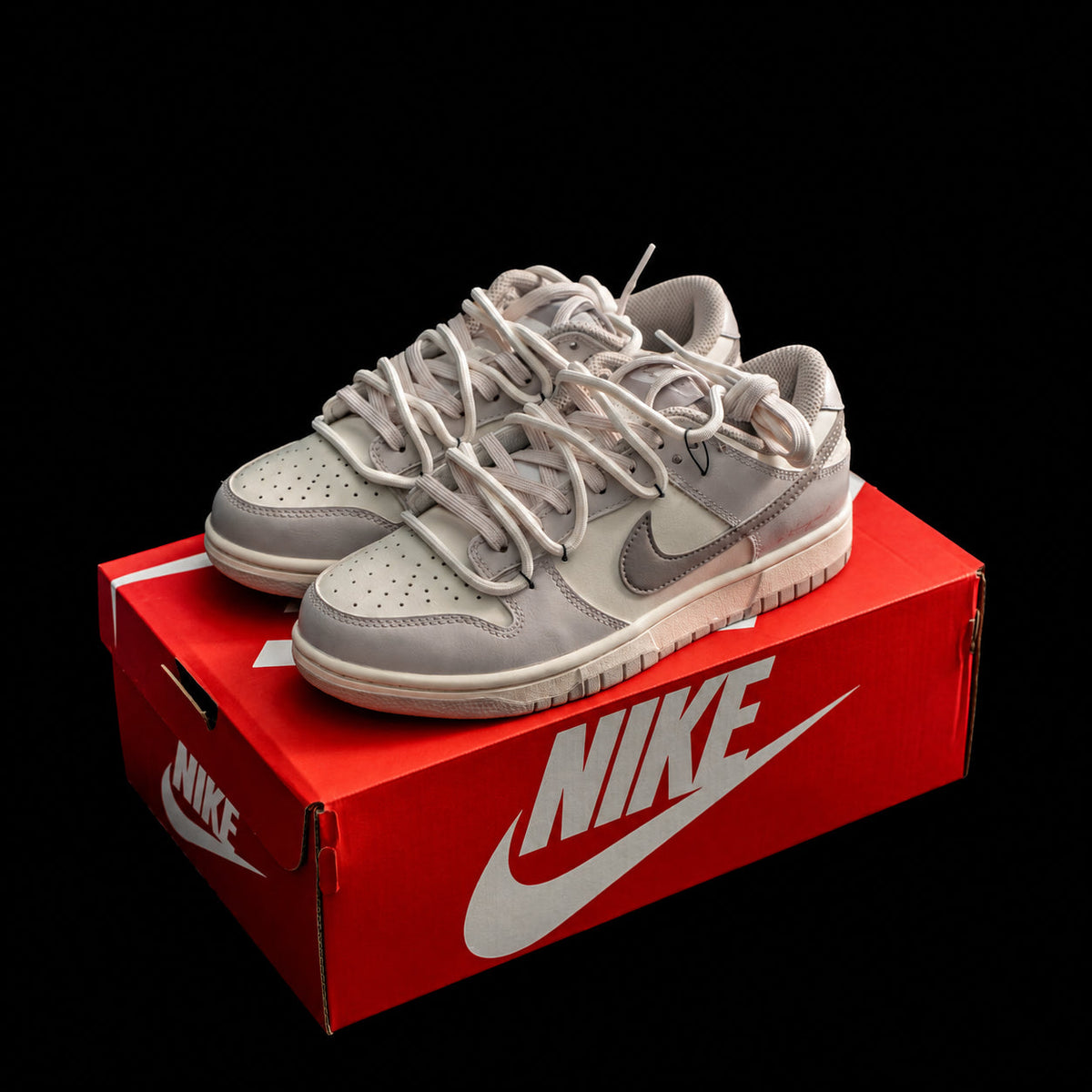 Dunk Low en crema y gris topo con doble cordonera