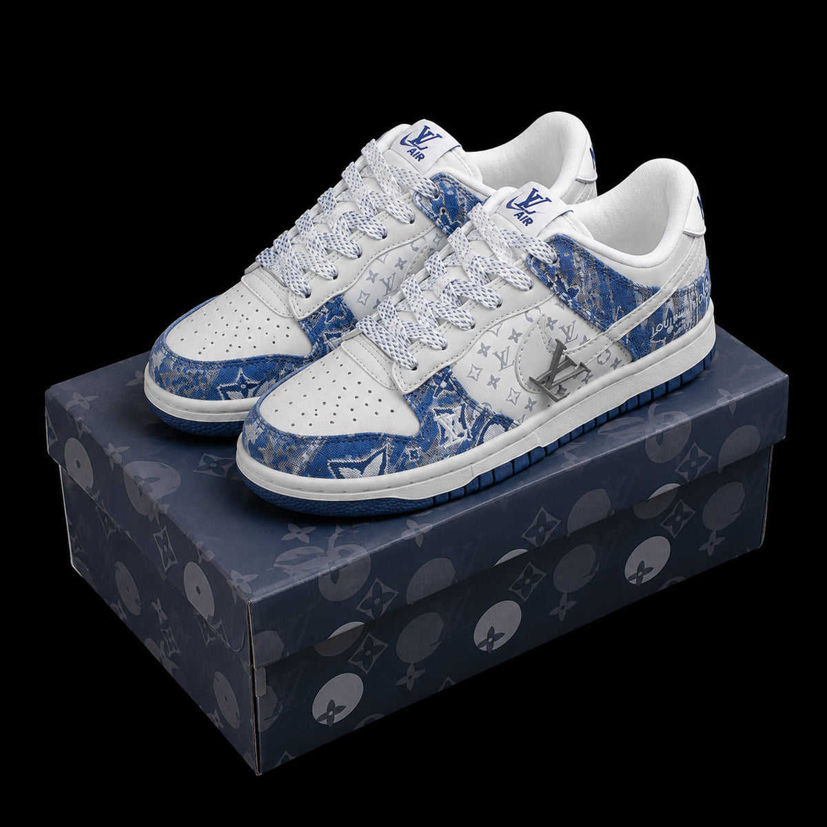 Dunk Low en azul denim y blanco con estampado monograma