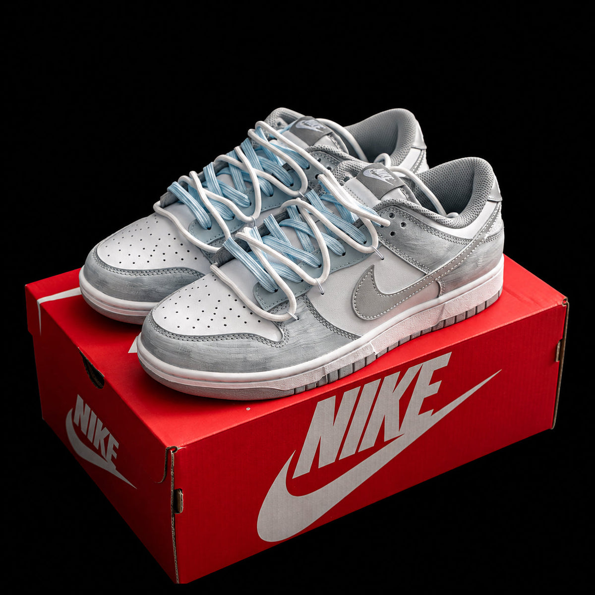 Dunk Low en gris y blanco con doble cordonera azul hielo