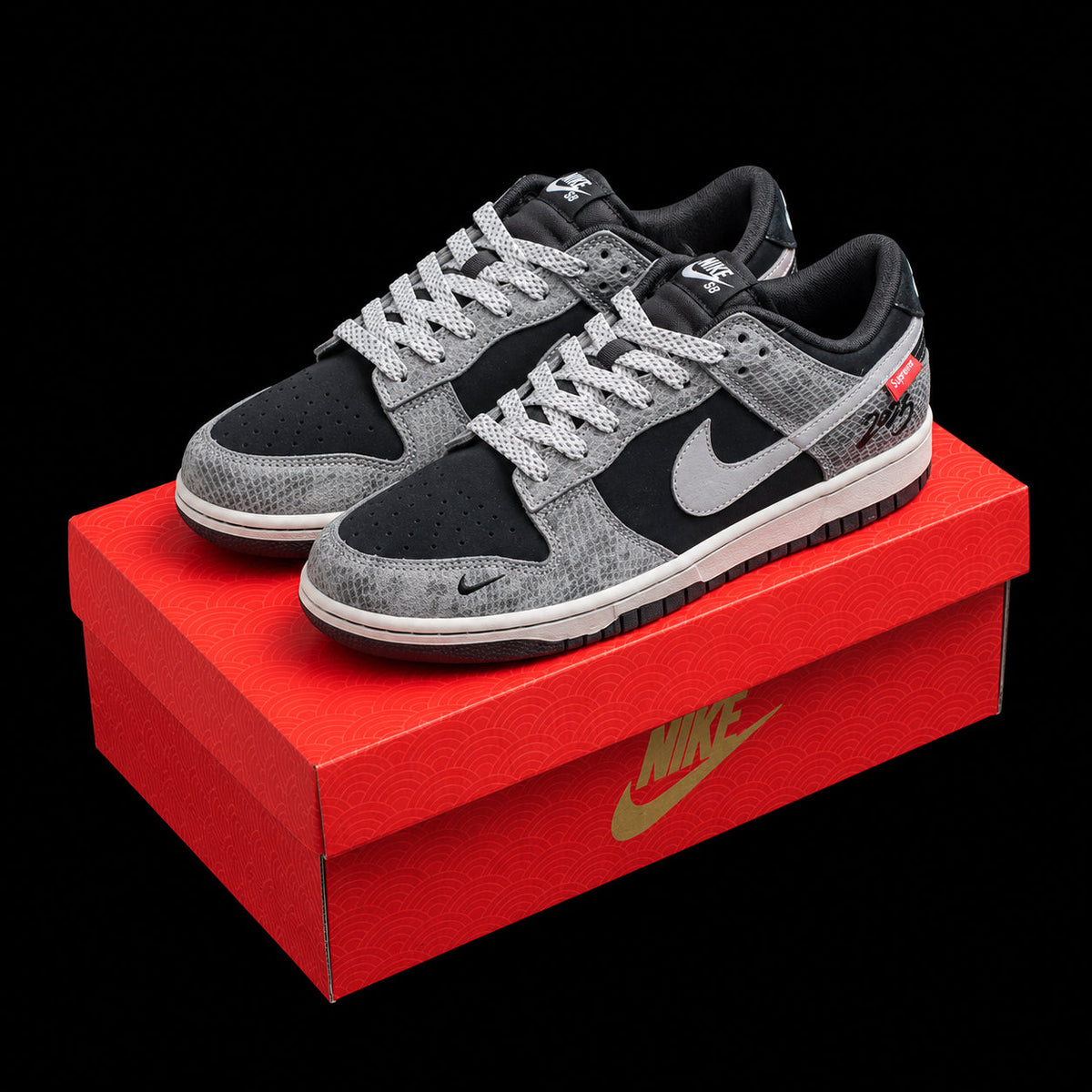 Dunk Low en negro y gris con acabado texturizado