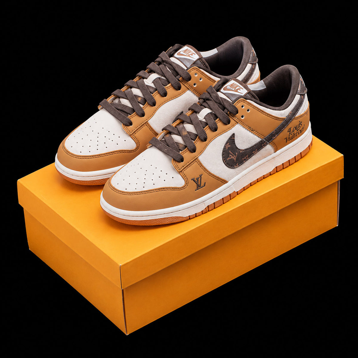 Dunk Low en camel y crema con detalles monograma