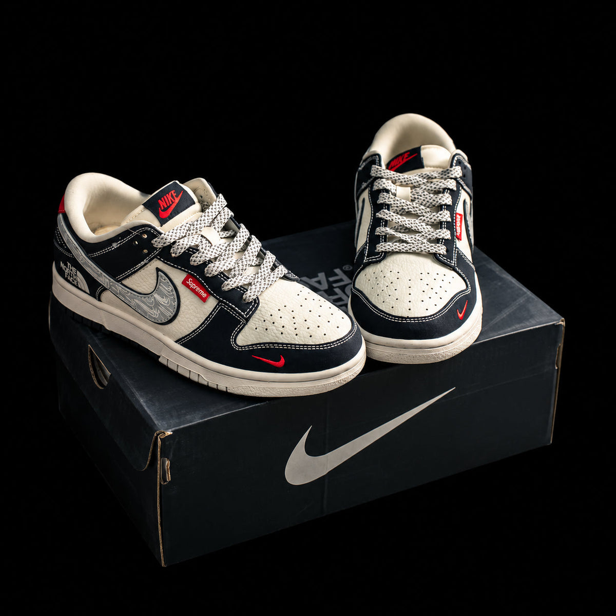 Dunk Low – Negro y Crema con Detalles Rojos