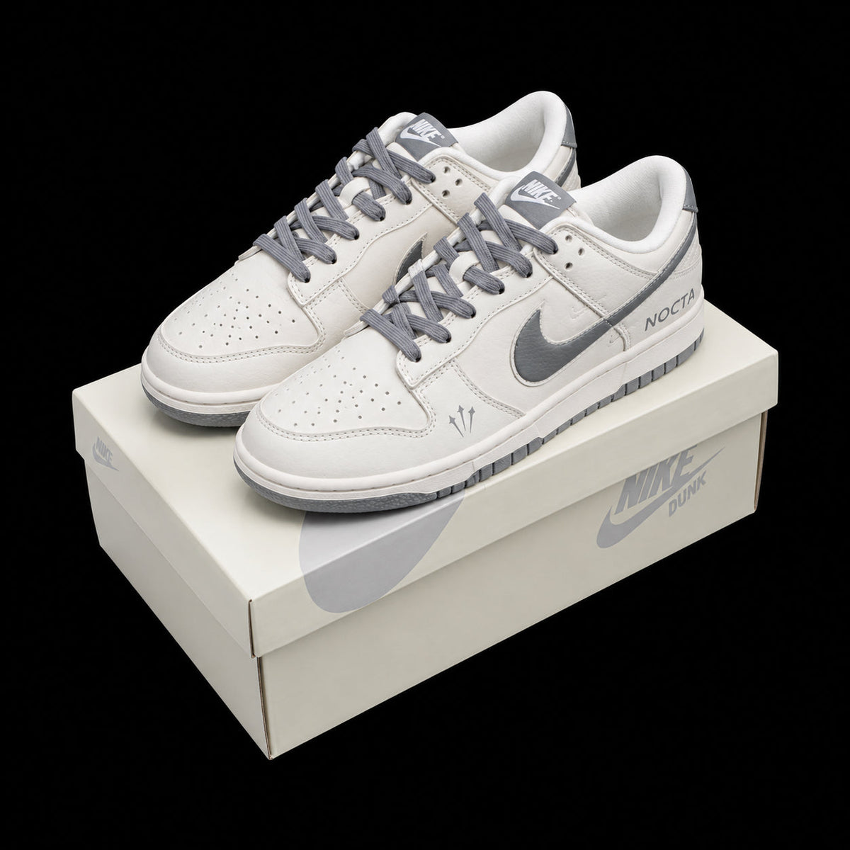 Dunk Low en blanco roto y gris con detalles NOCTA