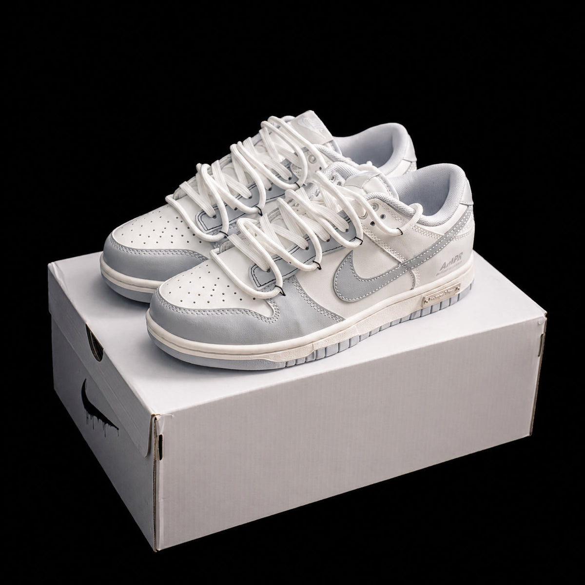 Dunk Low Blanco y Gris – Diseño de Doble Cordón