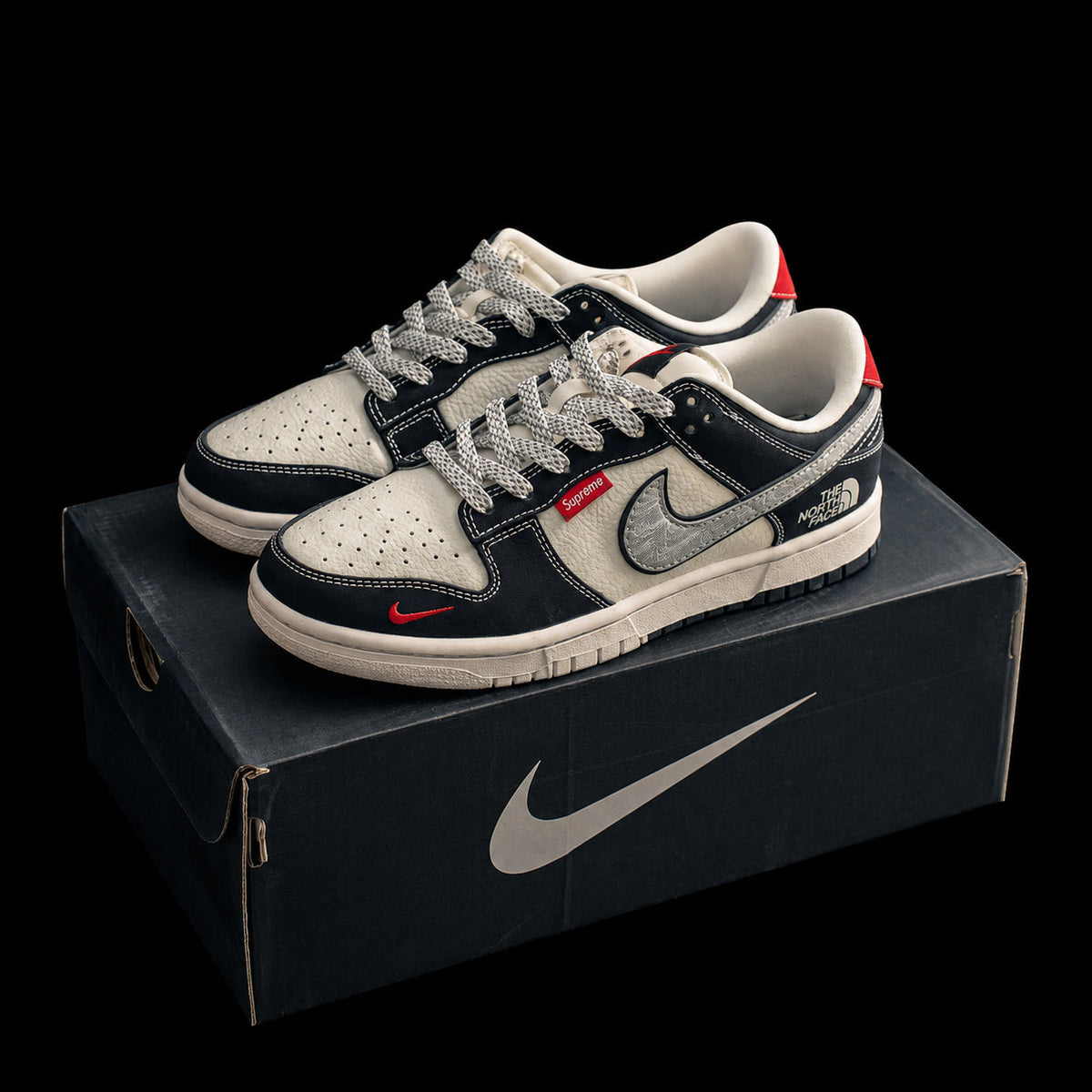 Dunk Low – Negro y Crema con Detalles Rojos