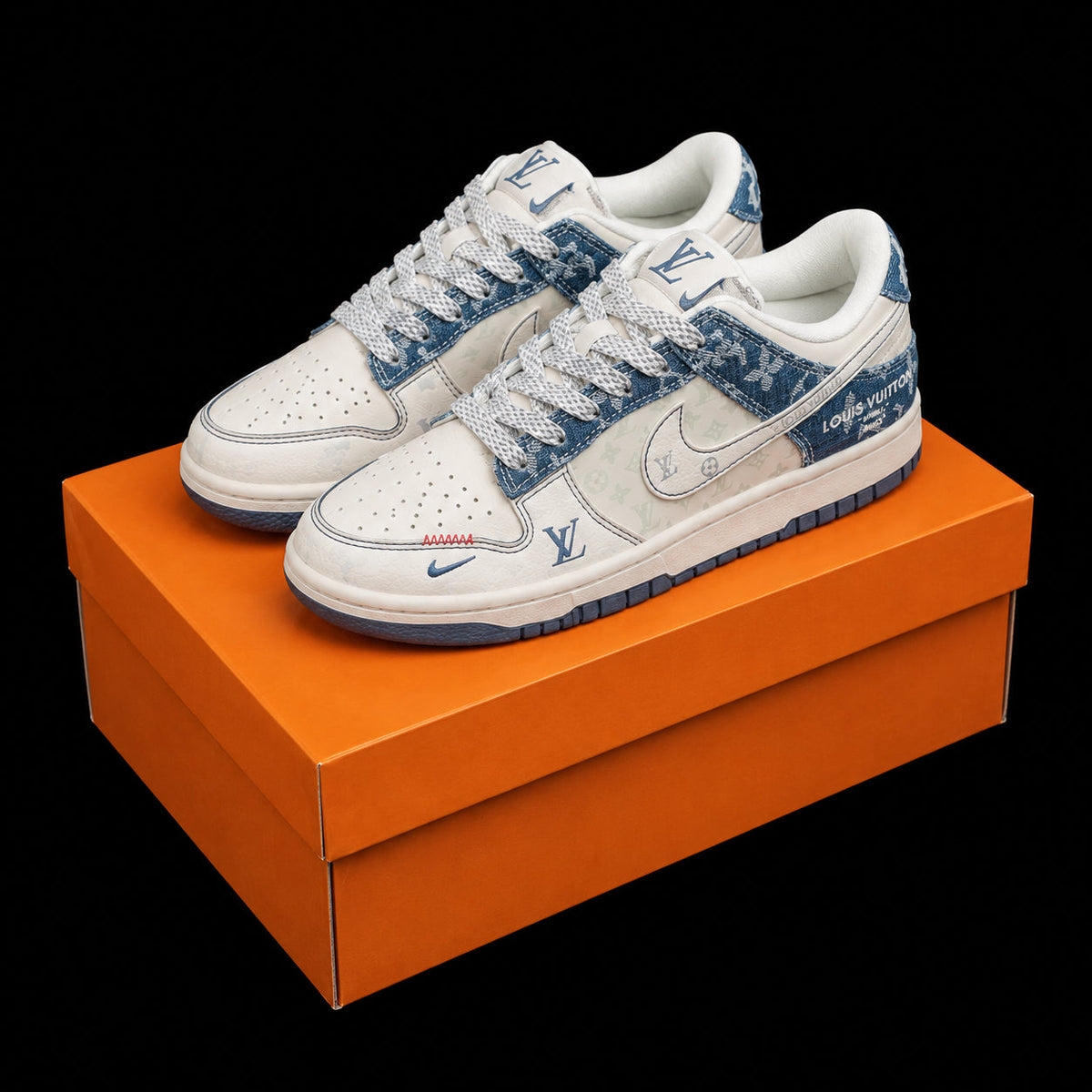 Dunk Low en blanco y azul con efecto denim y monograma