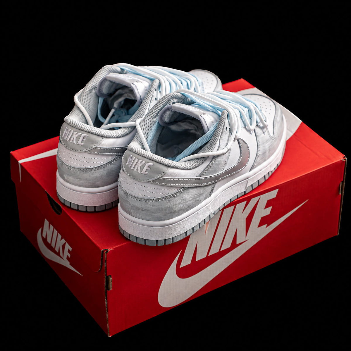 Dunk Low en gris y blanco con doble cordonera azul hielo