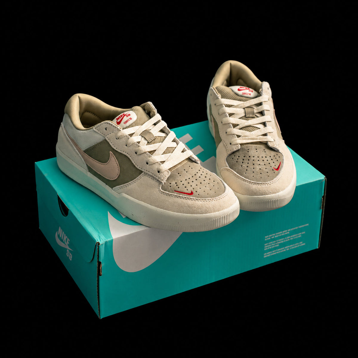 Dunk Low Crema y Oliva – Estilo Skate con Detalles Rojos