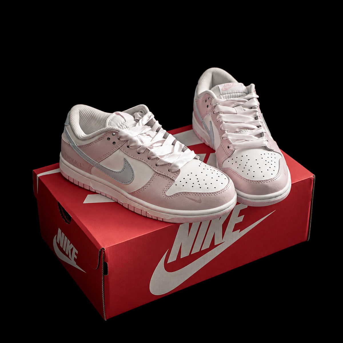 Dunk Low en rosa pastel y blanco con cordones satinados