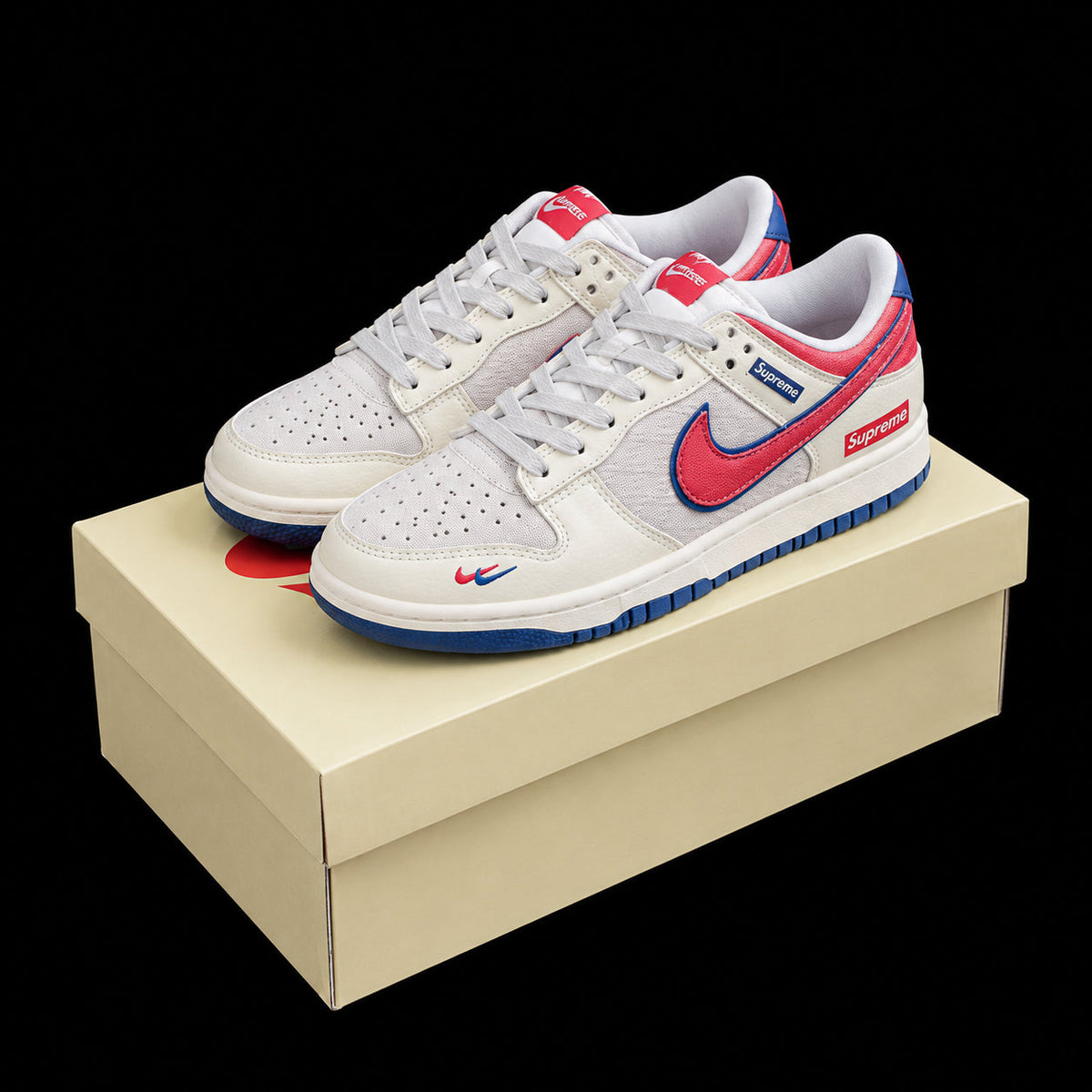 Dunk Low en crema, rojo y azul