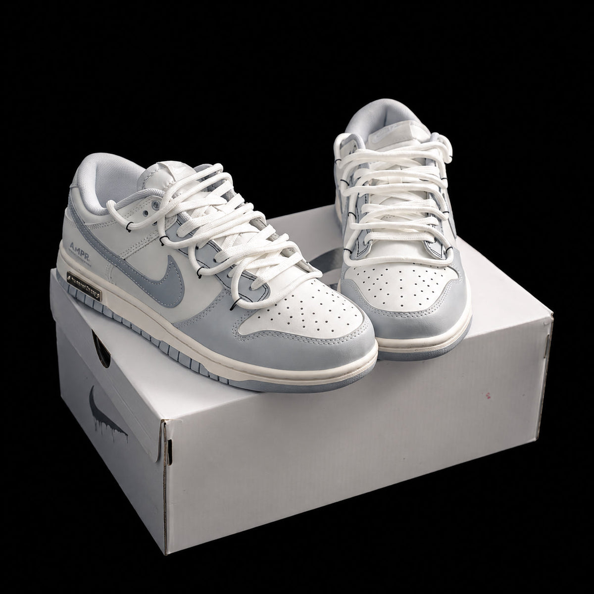 Dunk Low Blanco y Gris – Diseño de Doble Cordón