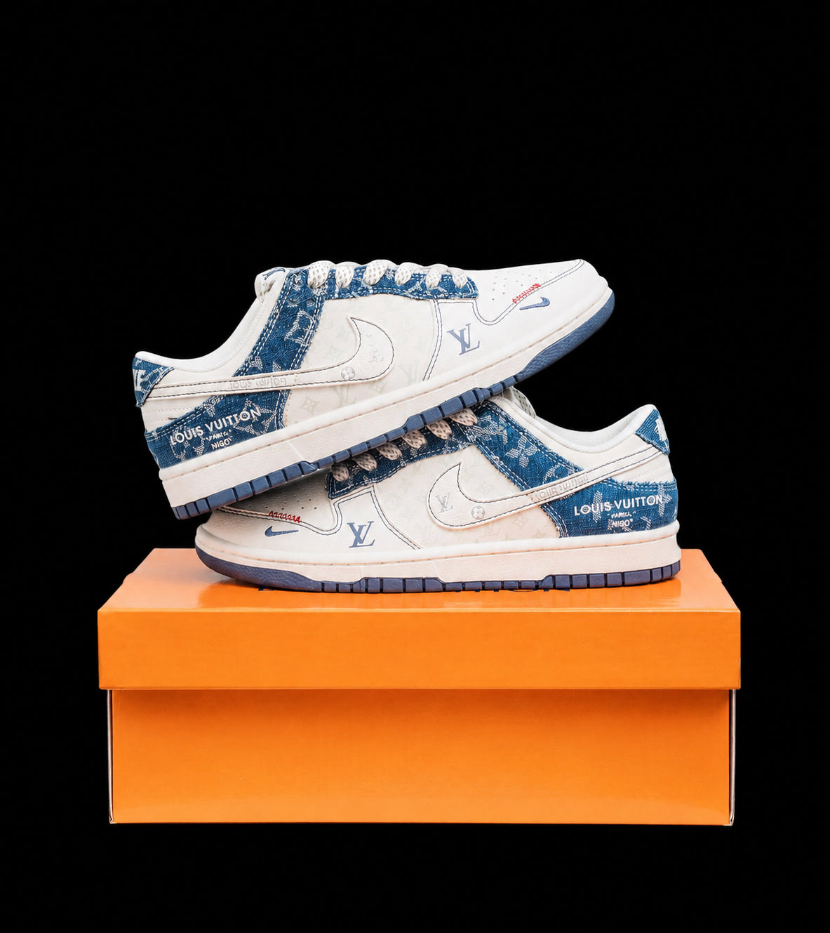 Dunk Low en blanco y azul con efecto denim y monograma