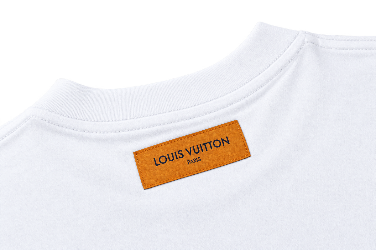 Camiseta Blanca con Print "Alfabeto de Íconos" — Calidad Premium