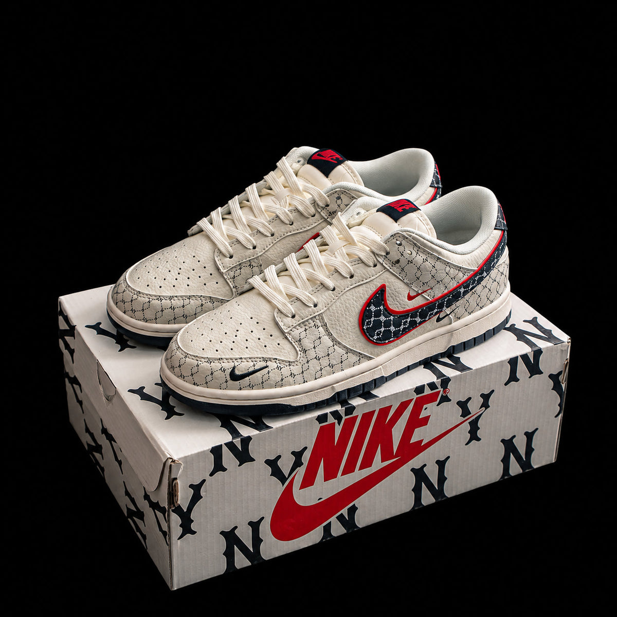 Dunk Low en crema con estampado gráfico y detalles rojos