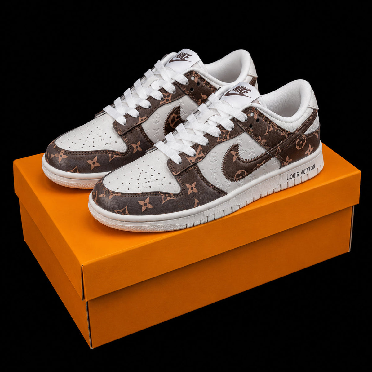 Dunk Low en blanco y marrón con estampado monograma