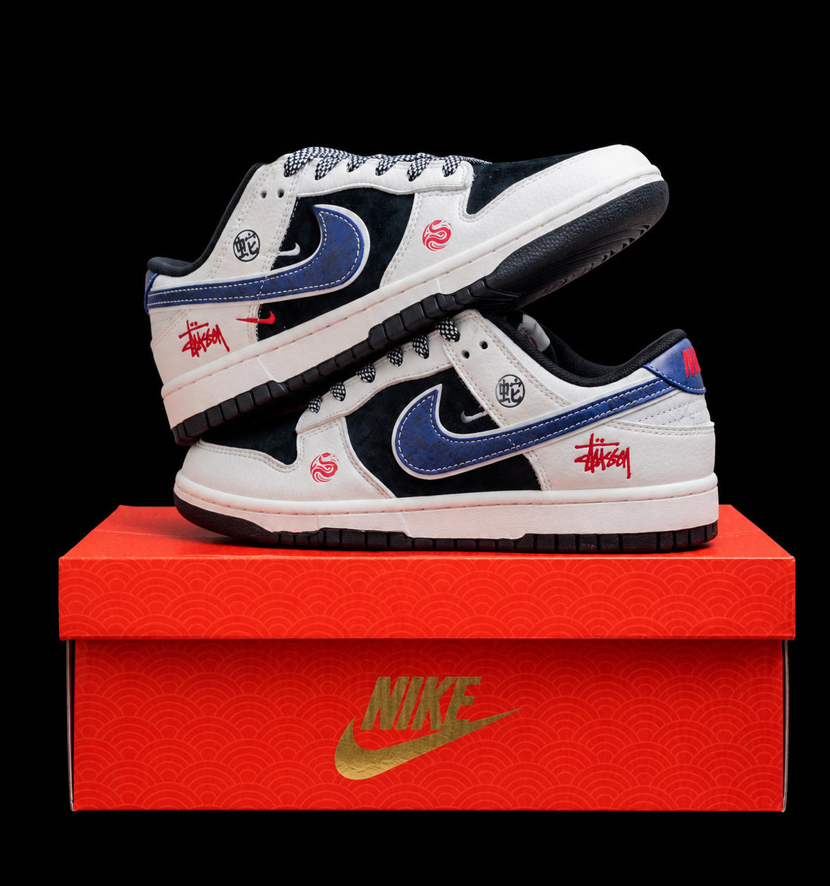 Dunk Low en blanco y negro con detalles azules