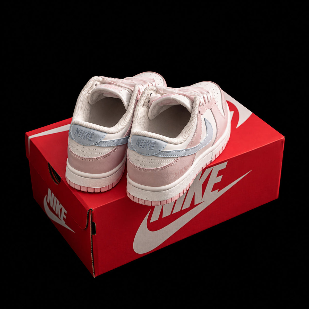 Dunk Low en rosa pastel y blanco con cordones satinados