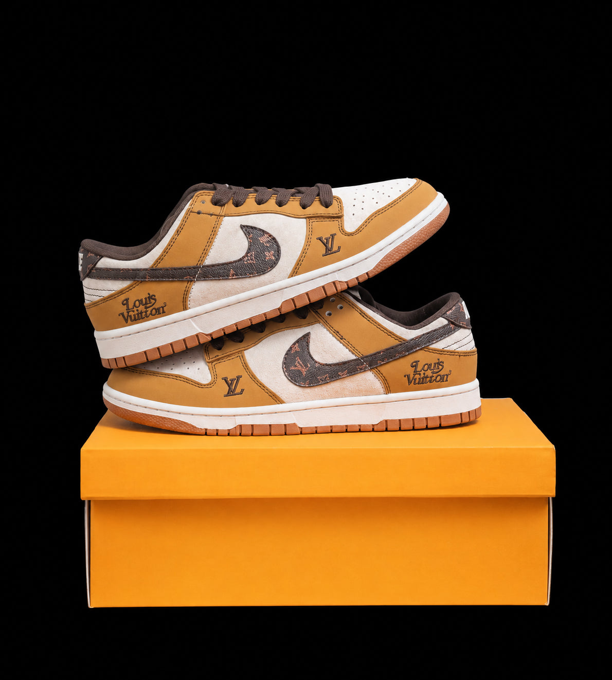 Dunk Low en camel y crema con detalles monograma