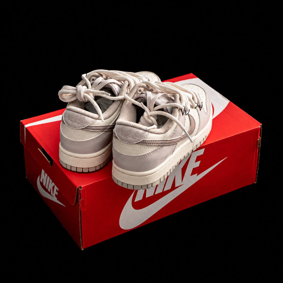Dunk Low en crema y gris topo con doble cordonera