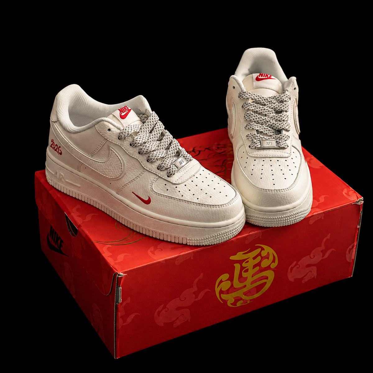 Dunk Low Crema – Detalles Rojos y Cordones Moteados