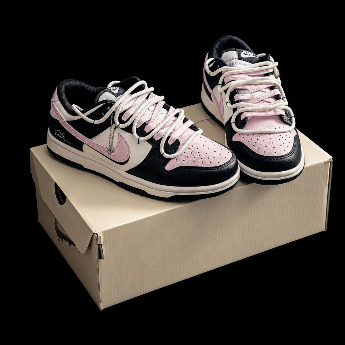 Dunk Low en negro, rosa y crema con doble cordonera