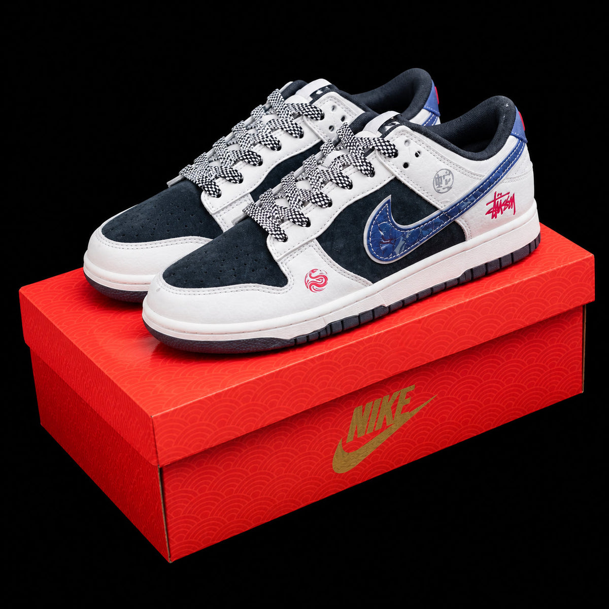 Dunk Low en blanco y negro con detalles azules