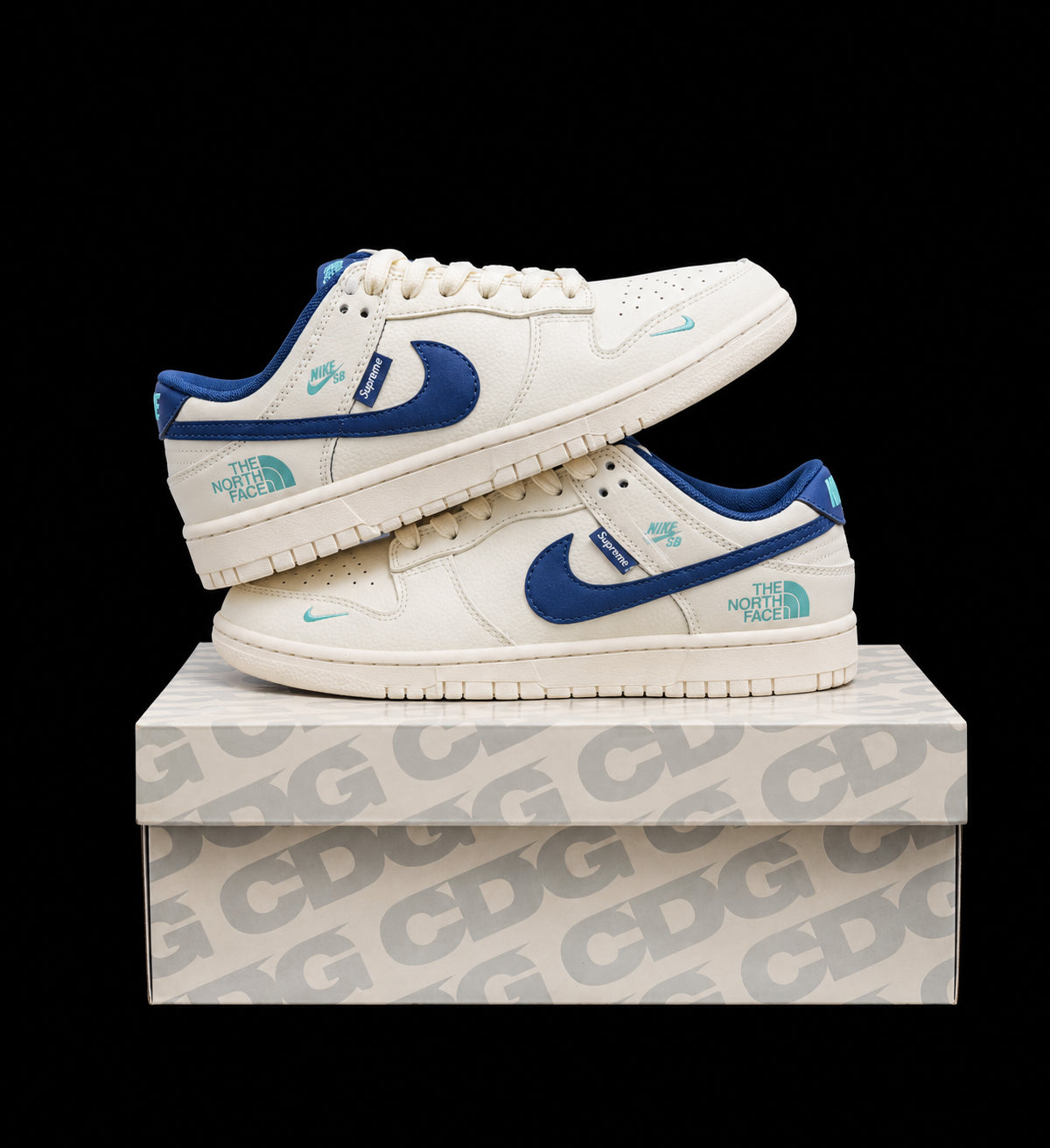 Dunk Low en blanco roto con detalles azules y turquesa